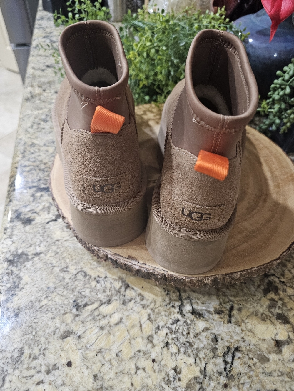 UGG - Picture 7 of 9